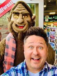 Famed NYC celebrity, Jonathan Lyons, a.k.a. "Buddy the Rat" 🐀 dropped by  to take a bite outta the Big Apple Circus! 🍕 @jonothonlyons  @bigapplecircus #BuddytheRat #NYC #Circus #Rat #Pizza