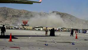 In den vergangenen tagen hatte es zunehmend warnungen vor terroranschlägen rund um den flughafen in kabul gegeben. O7hzw5y19xii3m