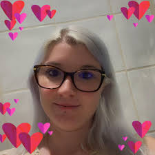 Ni rouge, ni blanc, ni rosé ce vin bleu 1/2 doux saura vous étonner pas que  par sa couleur, mais aussi par sa saveur douce et fraîche obtenue avec une  sélection de