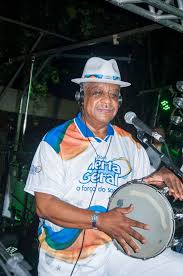 Grupo fundo de quintal (o sencillamente fundo de quintal) es un grupo de samba brasileño fundado a finales de los años 70, a partir del bloque de carnaval cacique de ramos en rio de janeiro. W7li3lluj5bvem
