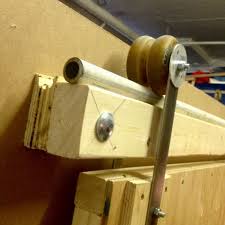 Sliding Door Hardware Made From Two Rollerblade Wheels 4 Washers Two Steel Straps And A Round De Schiebeturbeschlag Innenstallturen Holzbearbeitungs Projekte