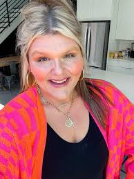 Hey y'all!! 🫶🫶 I snapped this pic yesterday to document this awesome  mauve lip color that I got from mixing Plum Tart Luxury Lip Drip with Sugar  Cookie Lip Drip. Obsessed. 😍