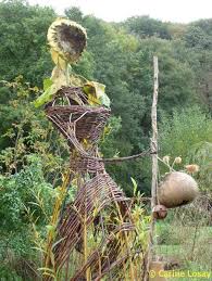Concours Epoustouflants Epouvantails Epouvantail De Jardin Epouvantail Art Du Jardin Recycle