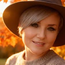 Bogactwo przyciąga wielu przyjaciół.Bieda pokazuje tych prawdziwych.