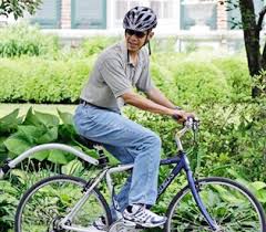 Résultat de recherche d'images pour "obama bicycle helmet"