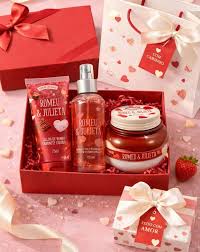 ✨ O presente perfeito para declarar amor no Dia dos Namorados? Voc&ecirc;  encontra aqui. 💝 A linha Rom&atilde; de L'Occitane au Br&eacute;sil &eacute; envolvente,  apaixonante e delicadamente perfumada &mdash; ideal para transformar