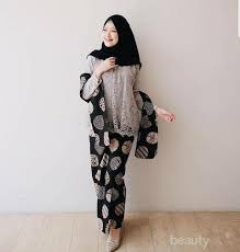Apalagi dengan pilihan warna merah yang tampak berani. Deretan Model Dress Brokat Ini Lagi Hits Banget Di Kalangan Hijabers