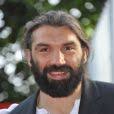 Il évolue au poste de troisième ligne centre après avoir débuté comme troisième ligne aile et joué également deuxième. Sebastien Chabal Papa Attentif Avec Sa Merveille Lily Rose Qui Parraine Disney Purepeople
