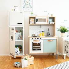 Das Herzstuck In Der Kuche Ist Naturlich Der Kuhlschrank Und Der Darf Auch In Der Kinderkuche Nicht Fehlen Brand Ikea Spielkuche Kinderkuche Ikea Kinderkuche