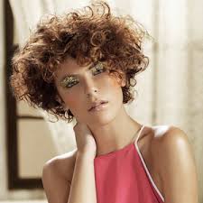 Il taglio carrè si adatta a tutti i tipi di capelli, . Taglio Corto Riccio Femminile Flou Carre Caschetto