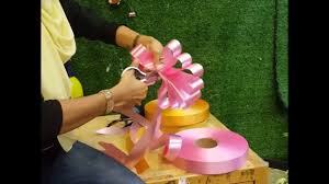 Anda boleh mengikatnya supaya ia tergelincir ke pergelangan tangan anda atau hanya mengikatnya pada. Cara Cara Buat Riben Bulat Simple Untuk Hand Bouquet Youtube