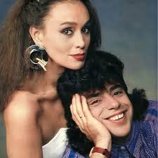 Scarlet Moon nasceu em 12 de setembro de 1950 e foi casada por 28 anos com  o cantor Lulu Santos, de quem se separou em 2006. Ela deixou três filhos,  Gabriela, Christovam