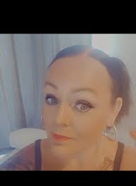 This woman goes to bars with her daughter and has fun, tries to get along  well with the employees there, then buys drinks for the employees and runs  away without paying the