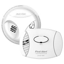 First Alert Battery Powered Combination Pack Smoke And Carbon Monoxide Alarm With Low Battery Alert Sc0403 Carbon Monoxide Alarms Electronic Recycling Smoke Alarms
