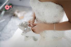 Sandalo donna in colore avorio glitter, una scarpa con tacco comodo sfilato e cinghietta regolabile. Le Scarpe Da Sposa Come Scegliere Quelle Giuste Per Te