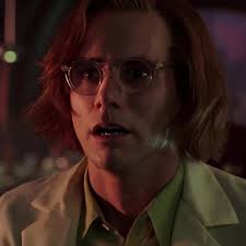 Paul Dano's Riddler in The Batman (2022) wears the same style of glasses as  Jim Carrey's Riddler from Batman Forever (1995).