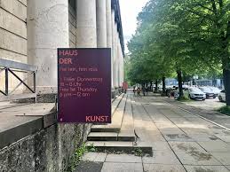 Die goldene bar wurde vom architekten des gebäudes, paul ludwig troost, ursprünglich als künstlerfestraum mit konzipiert und wurde 2012 75 jahre alt. Freier 1 Donnerstag Im Haus Der Kunst In Munchen Am 01 07 2021 Haus Der Kunst Munichmag