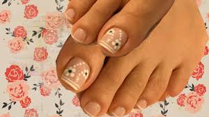 Primero, porque el área es más pequeña y, segundo, porque si quieres llevar las uñas de los pies decoradas y quieres hacerte tú misma los dibujos y los estampados, te recomendamos que elijas figuras muy. Decoracion De Unas Para Pies Bonitas Unas Decoradas