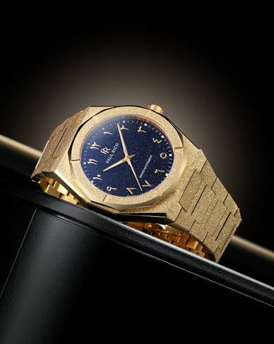 Luxury gold wristwatch