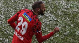 Sezonunda 38 lig maçında 11 gol kaydetmiş ve bu maçlarda 2 de asist yapmıştır. Cenk Tosun 2 Golle Dondu Besiktas Kazandi