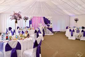 Schones Hochzeitsrestaurant Fur Heirat Weisser Dekor Fur Braut Und Brautigam Bunte Dekoration Fur Feier Beauty Braut Interieur Blumenstrauss Essen Und Blumen In Der Halle Lizenzfreie Fotos Bilder Und Stock Fotografie Image 64161310