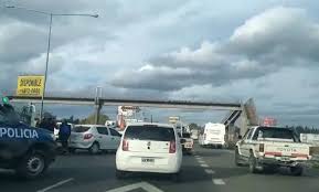 El hecho sucedió en el ramal campana del acceso norte, a la altura del kilómetro 72, mano hacia la ciudad de bueno aires, donde una camioneta quedó volcada arriba de un auto. Choque Multiple En La Panamericana Dejo Como Saldo Dos Heridos