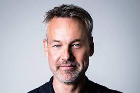 Per henrik schyffert, ursprungligen nilsson, född 23 februari 1968 i ronneby, är en svensk programledare, komiker, artist, manusförfattare och radiopratare. Henrik Schyffert Talare Myspeaker Ab