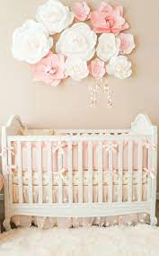 Zimmer makeover vom kinderzimmer zum teenie traum leelah. Kinderzimmer Einrichten Babybett Als Zentrum Des Zimmer Rosen Papierblume Dekoration F Ideen Fur Babyzimmer Madchen Kinderzimmer Fur Madchen Babyzimmer Madchen
