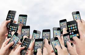 Resultado de imagem para pessoa com celular na mão