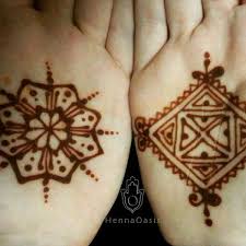 Tidak perlu mewah, karena motif sederhana pun sangat menawan untuk dilihat. Henna Stain Simple Moroccan Motifs Diamond And 8 Pointed Star