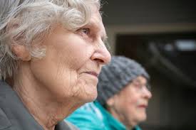 Äitien muistisairaus ravistelee keski-ikäisten tytärten elämää: ”Tätä ei  opeteta ennalta”