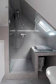 Klasse Einteilung Fur Ein Kleines Badezimmer Mit Dachschrage Von Weltenbummler Small Attic Bathroom Attic Shower Upstairs Bathrooms