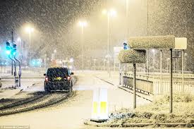 Weather maps and weather history. Uk Weather Sees Snow And Floods Bring Travel Chaos To The Country Daily Mail Online