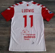 The teams total wage bill is: Fc Utrecht Home Camisa De Futebol 2015 2016