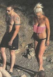 Ο κασιδιάρης και η παπαχρήστου (είναι δεν είναι ζευγάρι, δεν έχει σημασία) είναι καινούργια πρόσωπα στη ζωή μας που μέχρι στιγμής δεν μας έχουν βομβαρδίσει με την παρουσία τους. O Hlias Kasidiarhs Sth Fylakh Ta Xastoykia H Prwta8lhtria Kai To Montelo Pics Video