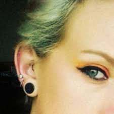 Eiter am nasenpiercing das sollten sie jetzt tun focus de. Schmuckwechsel Piercings Und Flesh Tunnel Einsetzen Anleitung