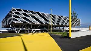 It is best known for being the home of the major international sporting goods companies adidas and puma, as well as the large car parts manufacturer schaeffler group. Em Quartier Dfb Entscheidet Sich Fur Herzogenaurach Sport Sz De