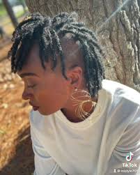 H O L D U P 🖐🏽 P O S E 👸🏽 .. , Grab YOUr SlinKy earrings at  mistyle701.com #earrings #online #fashion #jewelry #blackowned #shopping  #boutiqueshopping #shoplocalms #bold #beauty, ...