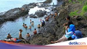 Pantai laguna ini merupakan surga tersembunyi yang terletak di dermaga teluk kiluan. Segarnya Basah Basahan Di Kolam Alami Pantai Laguna Lampung