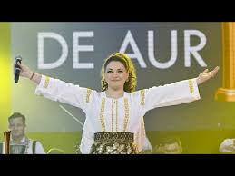 De fiecare data pling cind aud aceasta melodie,plec si ma intorc acasa,cu inima frinta ca am ajuns sa slugarim straini si ma rog lui dumnezeu sa fie si la noi mai bine,dar eu niciodata nu mi asi parasi tara.veniti acasa romani ! Laura Olteanu Si Fratii Advahov Acasa I Romania Potcoavadeaur Chords Chordify