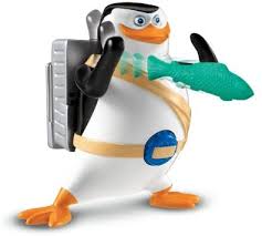 De los creadores de madagascar llega la nueva película más divertida del año que comprueba que el espionaje mundial es ¡para las aves! Amazon Com Fisher Price Los Pinguinos De Madagascar Peces Flingin Skipper Toys Games
