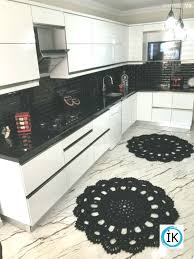 Kuche Weisse Kuche Schwarz Und Weiss Kuchenteppich Kuchenleuchter Schwarze Arbeitsplatte Arbeitsplatte Kuche Kuchenl Kuchenstil Kuche Kuche Schwarz
