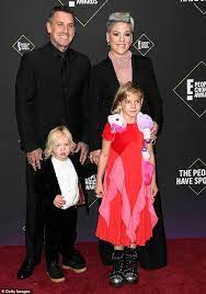 Die musikerin wurde zudem mit dem «icon award. Pink S Husband Carey Hart Son Jameson And Daughter Willow Partake In Night Time Shenanigans Daily Mail Online