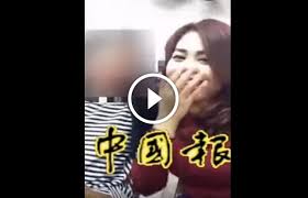 Hampir empat tahun berlalu setelah pembunuhan kakak tiri pemimpin korea utara kim jong un, kim jong nam, sebuah dokumenter dibuat untuk menjelaskan pembunuhan yang terjadi di bandara dan melibatkan dua perempuan muda yang dituduh melakukannya, salah satunya dari indonesia. Video Siti Aisyah Sehari Sebelum Pembunuhan Kim Jong Nam Happy Ajer Nak Jadi Artis Uqasha Senrose Berita Pantas