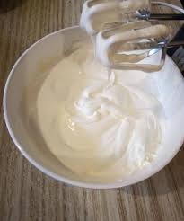 Setelah panas tuang whipping cream ke atas dark chocolate yang sudah dicincang kasar. Whipping Cream Homemade Segar Guna Empat Bahan Ais Aje