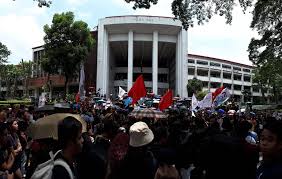 When manila city mayor francisco domagoso removed similar tarpaulins in the city of manila, parlade was quick to brand him as a communist sympathizer, which remulla pointed out in. Red Tagging The Philippines Young Activists New Naratif