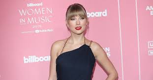 Pop star in her own right. Bcb3e9ojhaa9 M