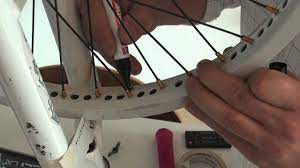 laufrader zentrieren am fahrrad hohenschlag seitenschlag beseitigen fahrrad fahrrad reparieren rad