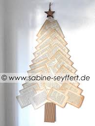 Upcycling Bastelidee Fur Weihnachten Ein Echter Weihnachtsbaum Aus Buchern Weihnachten Karten Basteln Bastelideen Weihnachten