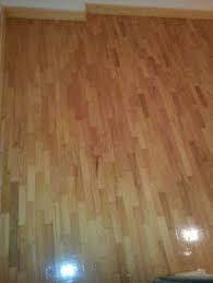 الباركيه اللزق على السيراميك او البلاط مراحل تركيب باركيه لزق على السيراميك او البلاط نظافة الارضية الموجودة بالفعل سواء كانت بلاط أو سيراميك او اسمنتية مستوية جيدأ من اى شوائب وتوريد